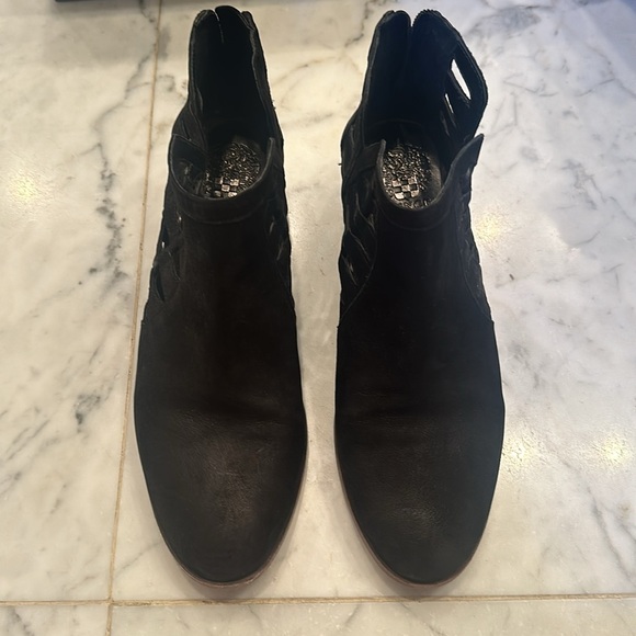 Vince Camuto Peera Cutout Black Leather Ankle Bootie Boots Size 8. EUC. - Picture 2 of 6